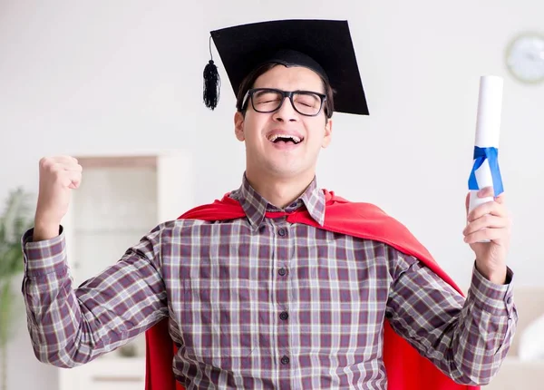 Super héroe estudiante graduándose con tapa de tablero de mortero —  Fotos de Stock