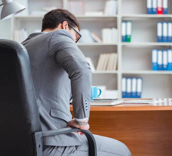 Jovem empresário que trabalha no escritório — Fotografia de Stock