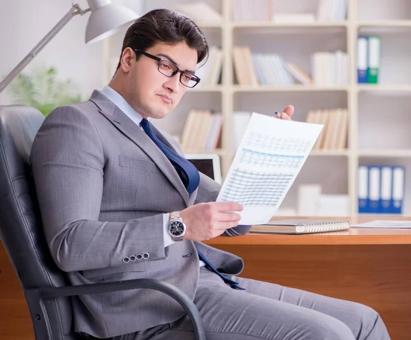 Young businessman working in the office — Stock Photo, Image