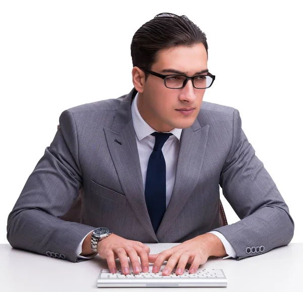 ホワイトバックグロに隔離されたキーボードを入力する若いビジネスマン — ストック写真