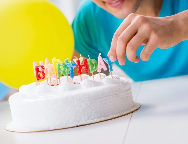 Jovem celebrando aniversário sozinho em casa — Fotografia de Stock