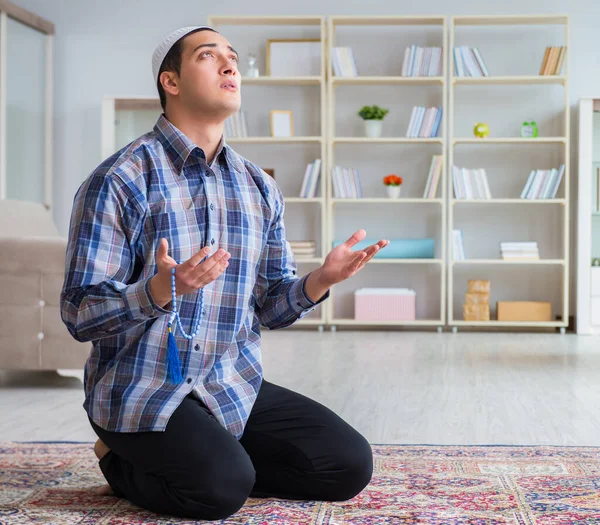 Молодий мусульманин молиться вдома — стокове фото