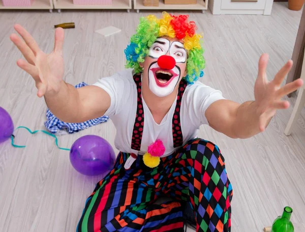 Sarhoş palyaço evde parti veriyor.