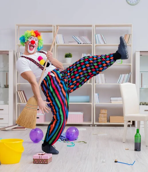 Komik palyaço evde temizlik yapıyor.