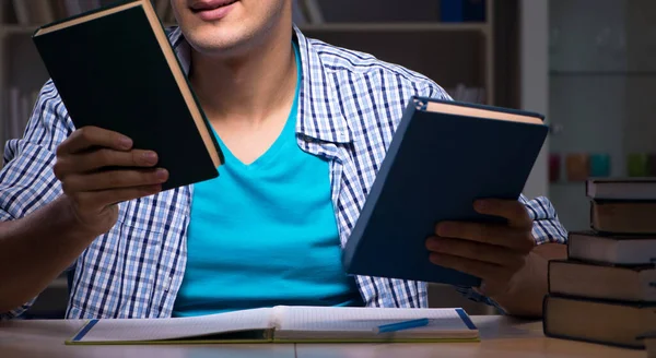 Student se připravuje na zkoušky pozdě v noci doma — Stock fotografie