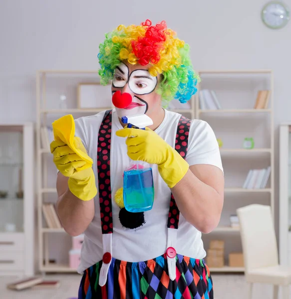 Palhaço engraçado fazendo limpeza em casa — Fotografia de Stock