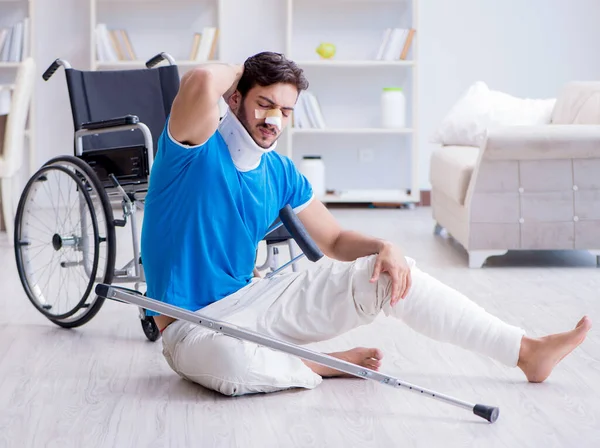 Jovem ferido se recuperando em casa — Fotografia de Stock