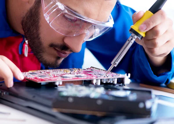 Reparador de trabajo en soporte técnico de fijación de ordenador portátil tr —  Fotos de Stock