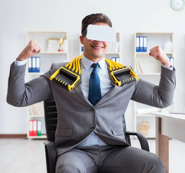 İş adamı VR gözlük takan elastik genişletici ile egzersiz yapıyor.