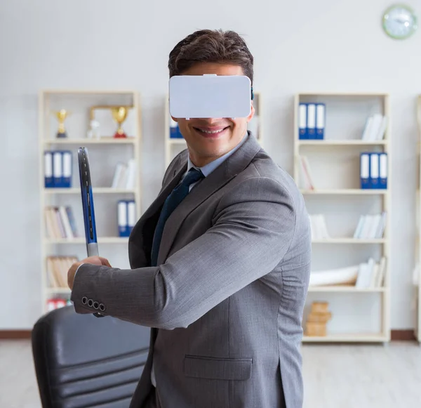 İş adamı VR gog ile ofiste sanal gerçeklik tenisi oynuyor