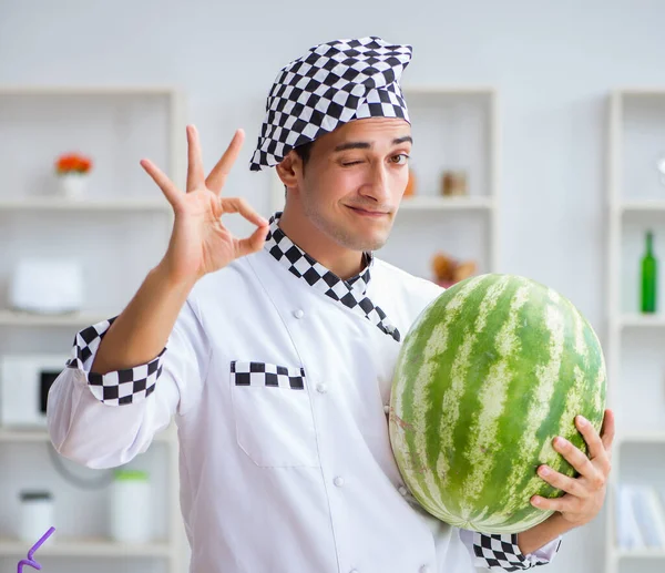 Férfi szakács görögdinnyével a konyhában — Stock Fotó