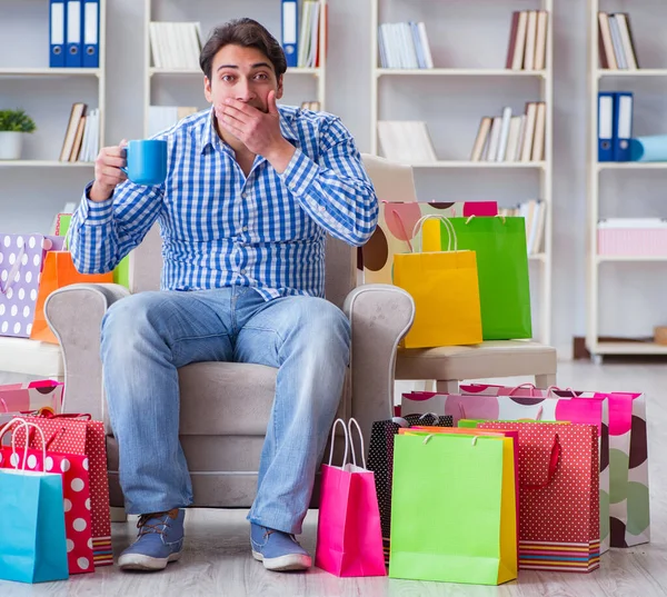 Jeune homme après des achats excessifs à la maison — Photo