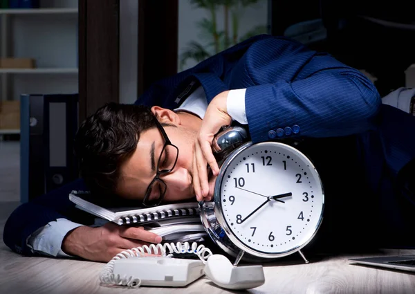 Homme d'affaires travaillant des heures supplémentaires longues heures en retard au bureau — Photo