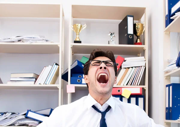 Homem de negócios irritado e assustador no escritório — Fotografia de Stock