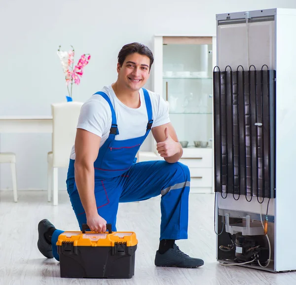 Contratista reparador reparando refrigerador en concepto de bricolaje — Foto de Stock