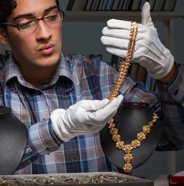 Joven joyero trabajando de noche en su taller — Foto de Stock