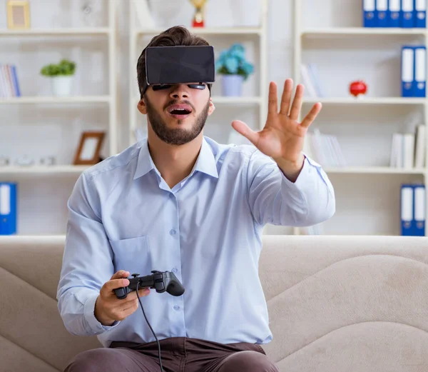 Estudiante gamer jugando juegos en casa —  Fotos de Stock