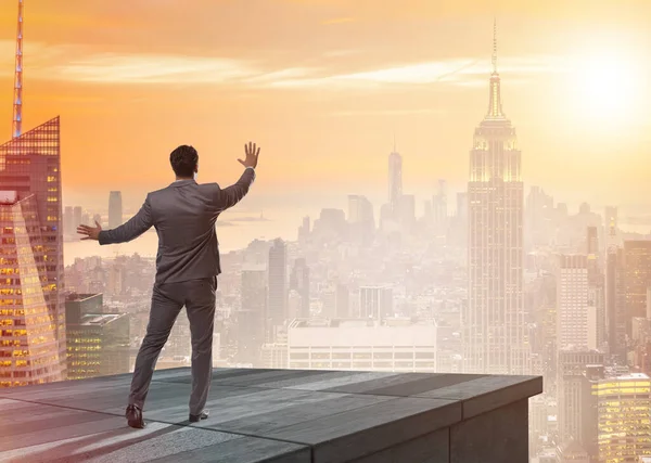 İş adamı iş konseptinde yeni zorluklara hazır