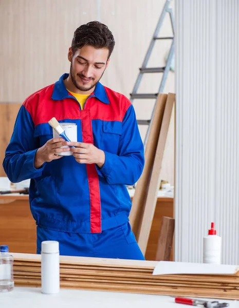 Yooung reparador carpintero trabajando con pintura pintura — Foto de Stock