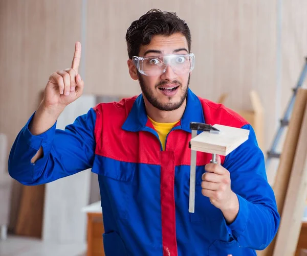 YoXoréparateur charpentier travaillant avec peinture — Photo