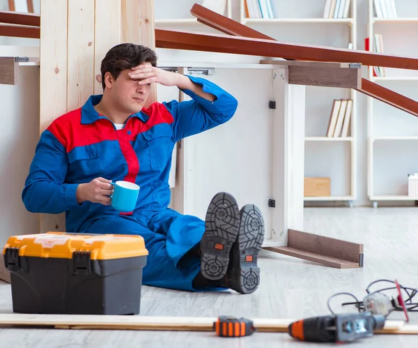 Genç marangoz kendini kötü hissetmekten yoruldu.