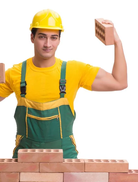 Der hübsche Bauarbeiter, der Ziegelmauer baut — Stockfoto