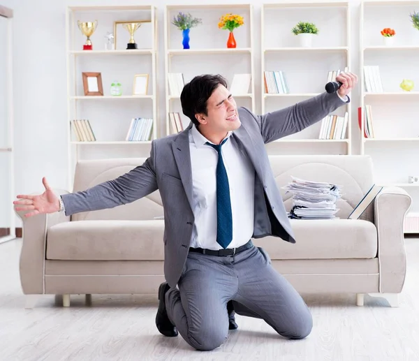 Ofiste kutlama yapan sarhoş iş adamı.