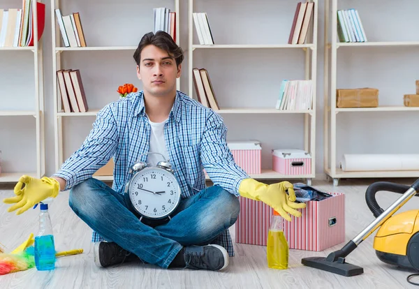 Man doing cleaning at home — Stock Photo, Image