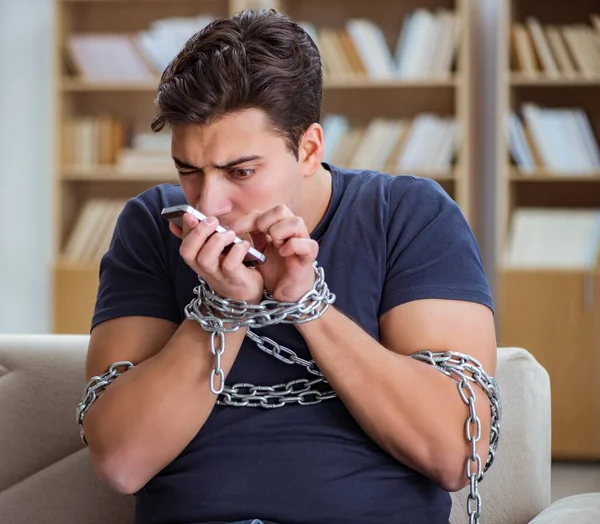 Homem que sofre de dependência de telefone vício — Fotografia de Stock