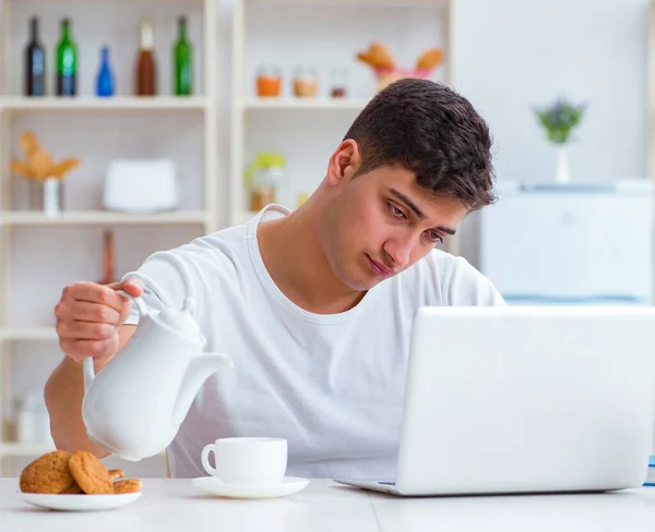 Frilansare somnar efter lång natt — Stockfoto