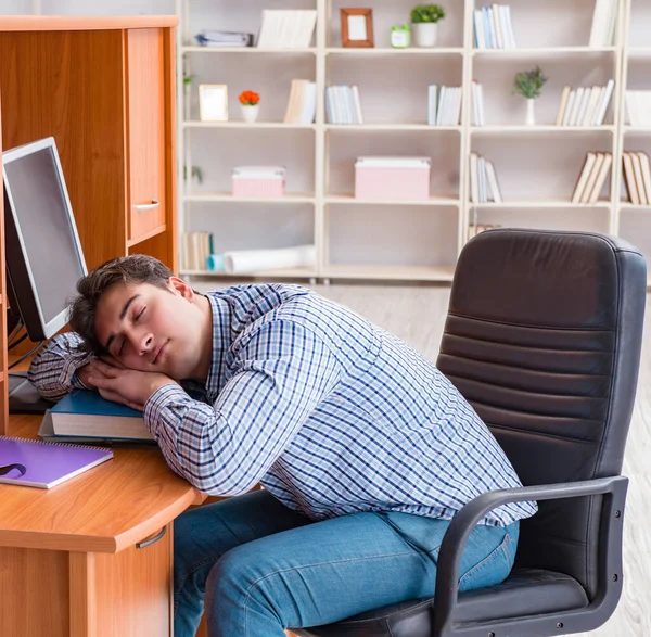 Ung student vid datorbordet — Stockfoto