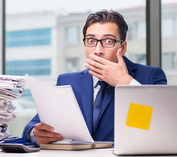 Empresário viciado em trabalho sobrecarregado com muito trabalho no escritório — Fotografia de Stock