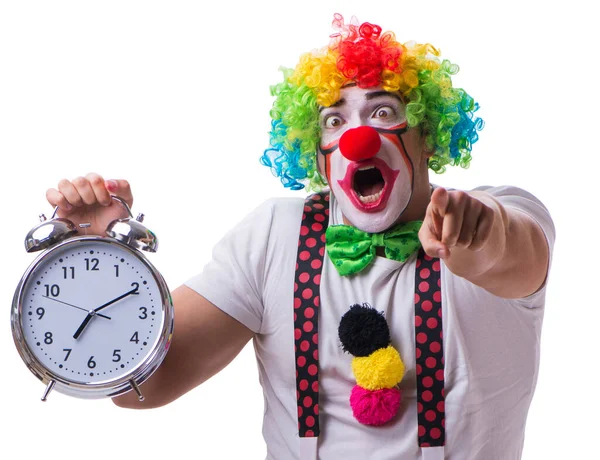 Payaso divertido con un reloj despertador aislado sobre fondo blanco — Foto de Stock