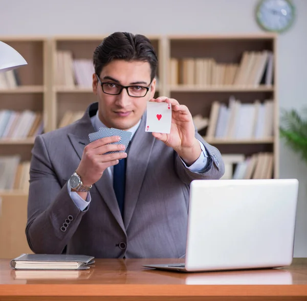 İşadamı işte kumar oynuyor.