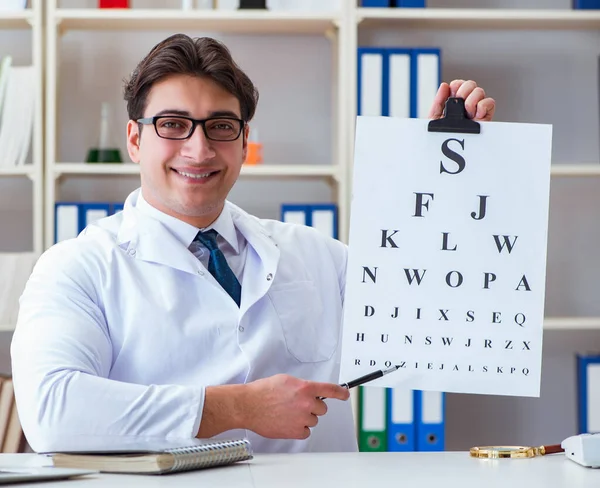 用字母图作眼科测试的视光师 — 图库照片