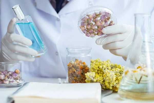 Químico mezclando perfumes en el laboratorio —  Fotos de Stock