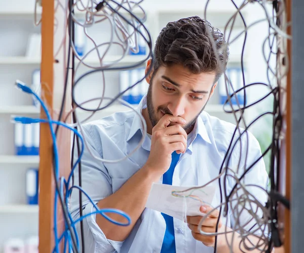 Electricista tratando de desenredar cables en concepto de reparación —  Fotos de Stock