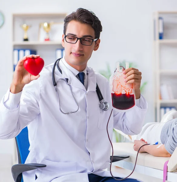 Patient getting blood transfusion in hospital clinic — Stock Photo, Image