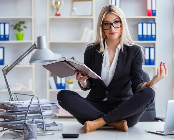 İş kadını ofiste meditasyon yaparken hayal kırıklığına uğradı