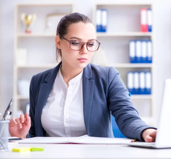 Masadaki ofiste çalışan iş kadını.