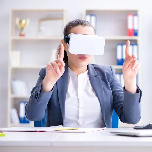 Empresária com óculos de realidade virtual no escritório — Fotografia de Stock