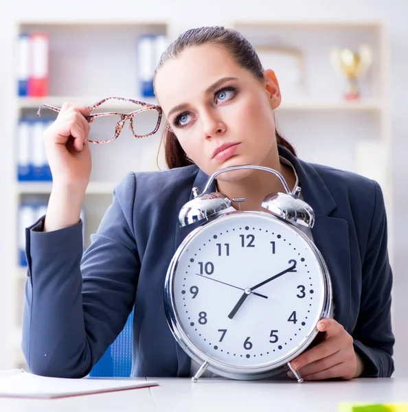 Mujer de negocios en concepto de gestión del tiempo —  Fotos de Stock