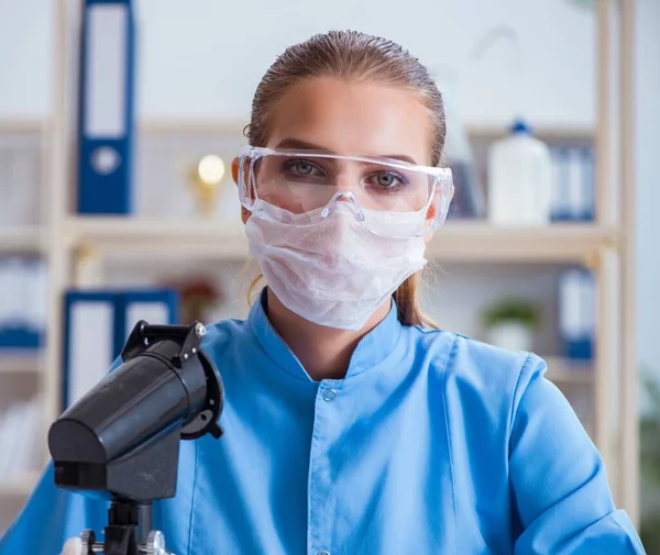 Investigadora científica que realiza un experimento en un labora — Foto de Stock