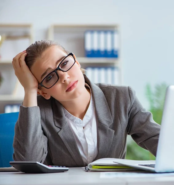 Jeune femme d'affaires comptable travaillant dans le bureau — Photo