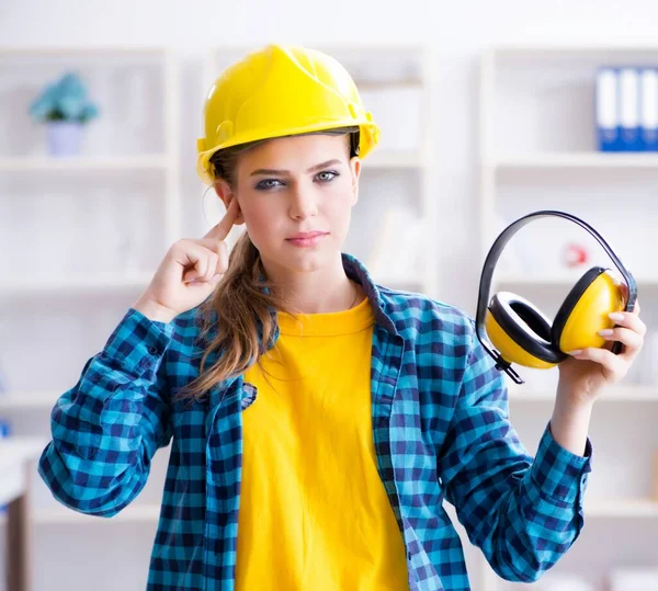 Atölyedeki ses kesen kulaklıklı kadın.