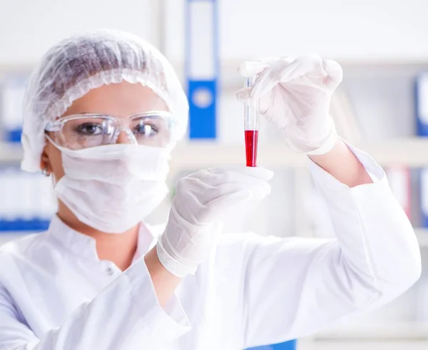 Investigadora científica que realiza un experimento en un labora — Foto de Stock