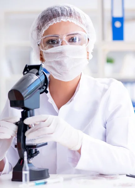 Pesquisadora cientista conduzindo uma experiência em um labora — Fotografia de Stock