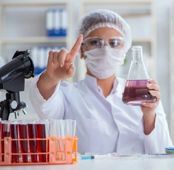 Investigadora científica que realiza un experimento en un labora — Foto de Stock