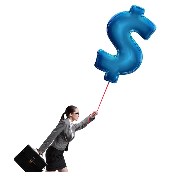 Empresária voando no balão inflável do sinal do dólar — Fotografia de Stock
