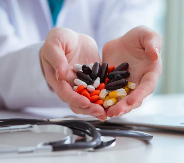 Orvosi fogalom gyógyszerekkel és laptoppal — Stock Fotó